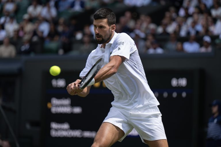 Djokovic atteint le troisième tour à Wimbledon pour record la 19e fois