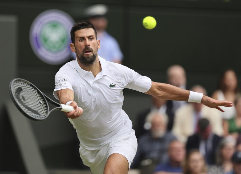 Djokovic atteint un autre jalon avec le 100e victoire de Wimbledon