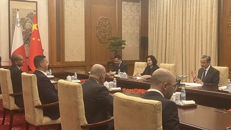 La FM chinois tient des pourparlers avec le député de Malte
