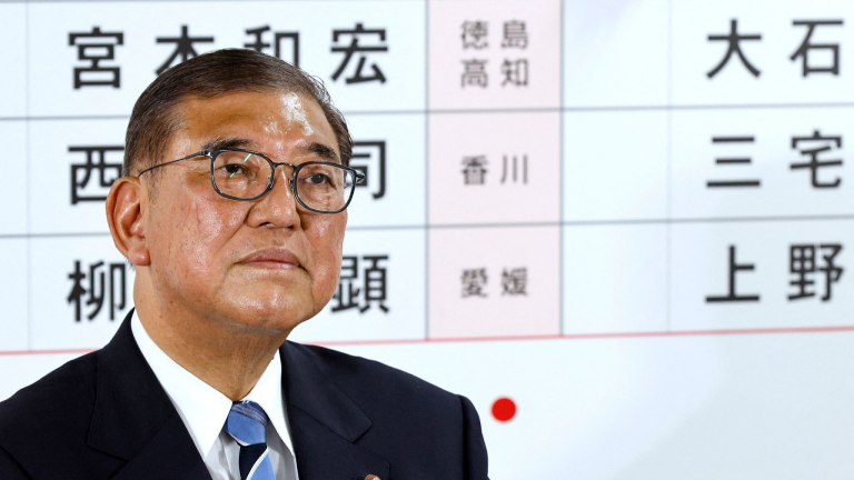 Le PM du Japon Ishiba promet de rester après la défaite des élections meurtrières