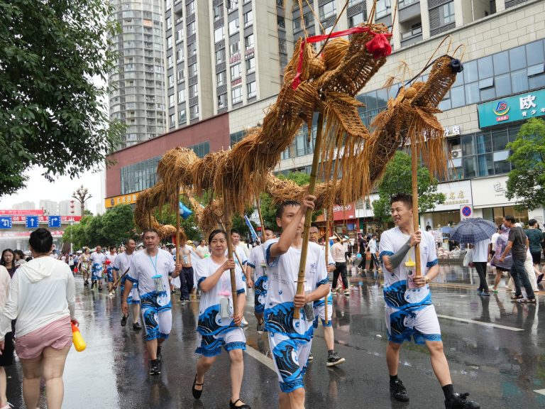 Le festival du dragon de l&rsquo;eau à Guizhou fait un éclaboussures pour bénir l&rsquo;année