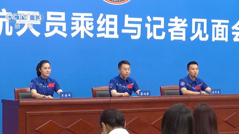 Les astronautes de Shenzhou-19 en Chine rencontrent la presse après le retour de l&rsquo;espace