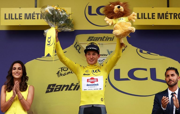 Philipsen remporte la première étape du Tour de France, Pogacar termine en toute sécurité