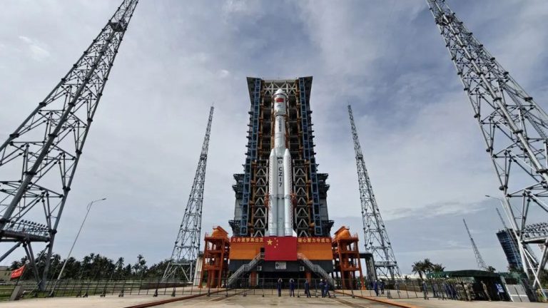 Rocket transportant le vaisseau spatial de cargaison Tianzhou-9 déplacé vers la rampe de lancement