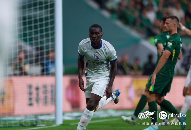 Shanghai Shenhua a battu Beijing Guoan 3-1 au combat pour la première place dans CSL