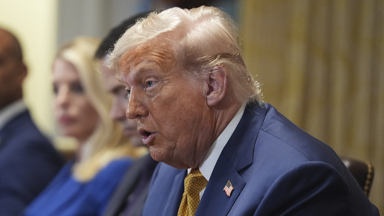 Trump dit qu&rsquo;il n&rsquo;étendra pas le 1er août