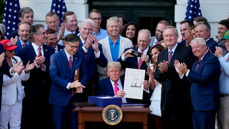 Trump signe un grand beau projet de loi