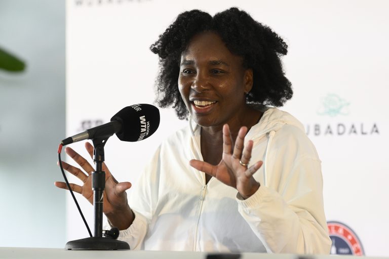 Vénus Williams revient au tennis, souhaite que la sœur Serena la rejoigne