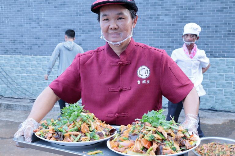 «Village Va» de Hainan enflamme la passion rurale avec des banquets locaux