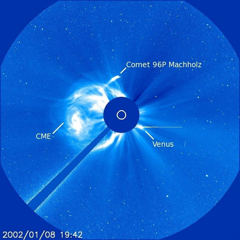 La comète 96p / Machholz orbite le soleil tous les 5,3 ans. / NASA