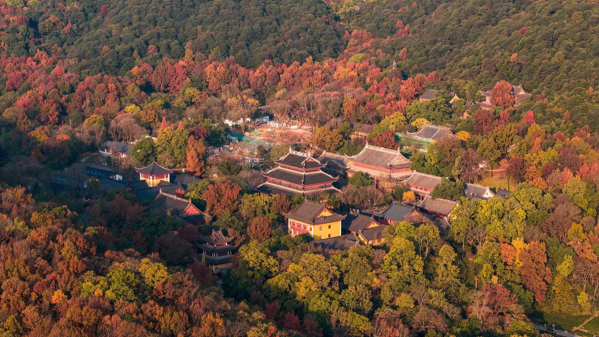 Une photo de fichier capture une vue aérienne du temple Lingyin à Hangzhou, province du Zhejiang. / VCG