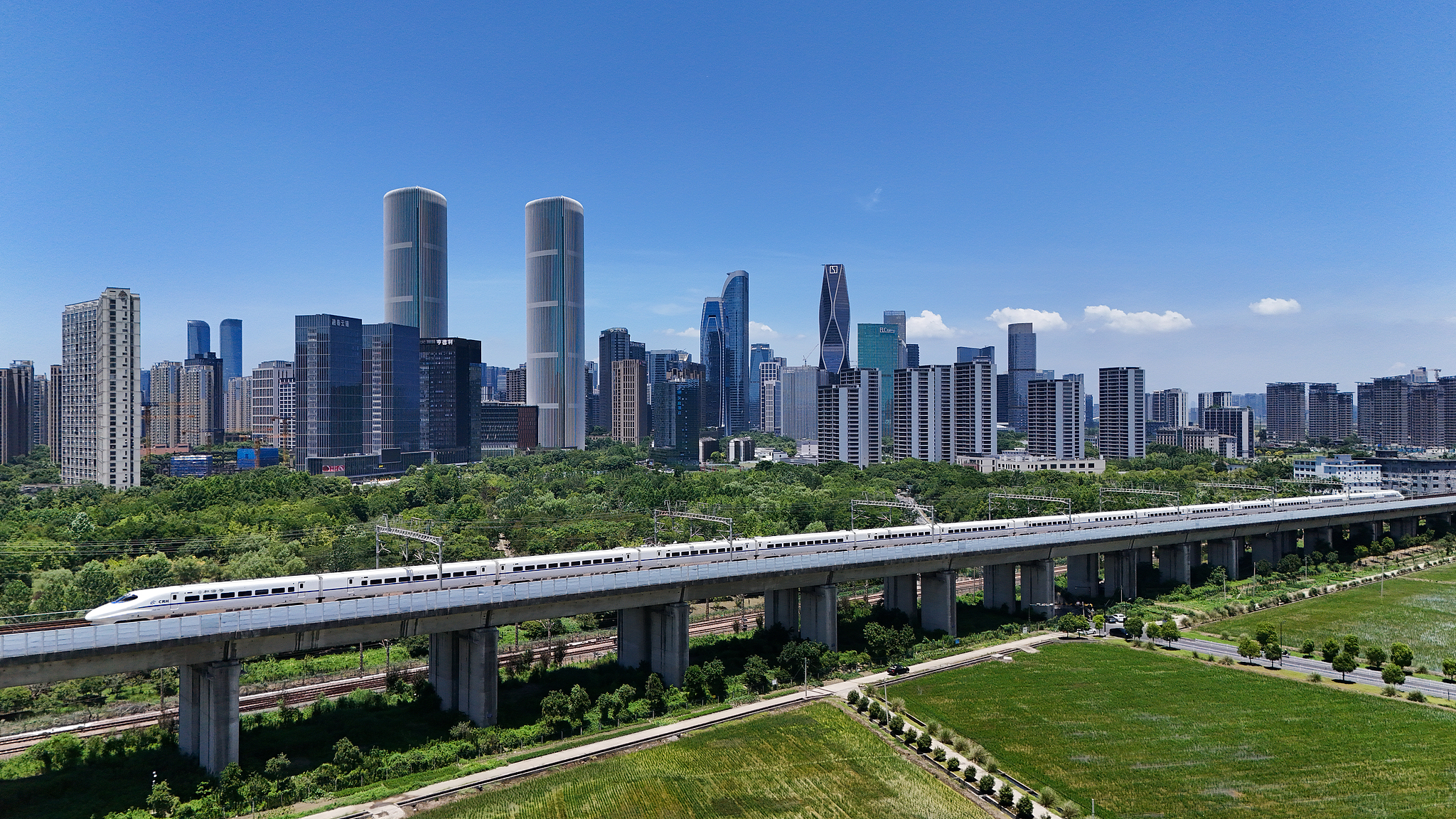 Les bâtiments du CBD à Hangzhou, dans la province du Zhejiang, sont représentés le 2 juillet 2025. / VCG