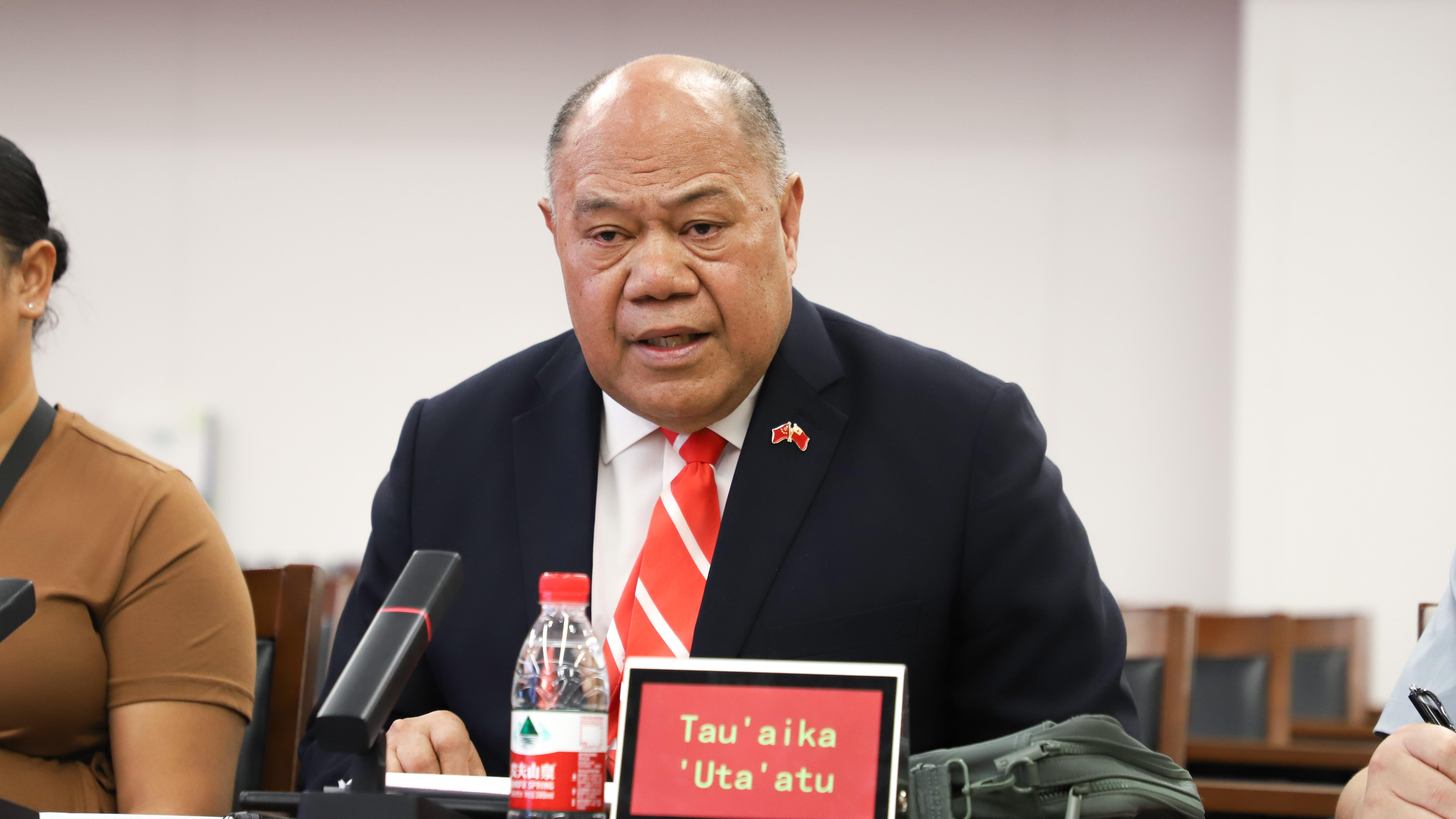 L'ambassadeur de Tongan en Chine Tau'aika 'Uta'atu s'adresse aux participants lors d'une cérémonie pour célébrer le rétablissement et la libération du premier groupe de patients tongans référés à la Chine pour un traitement organisé à l'hôpital Qilu de l'Université du Shandong, Jinan, province du Shandong, Chine, le 4 août 2025. / Courtoisie de l'embrassion chinoise à Tonga, Tonga, le 4 août 2025.