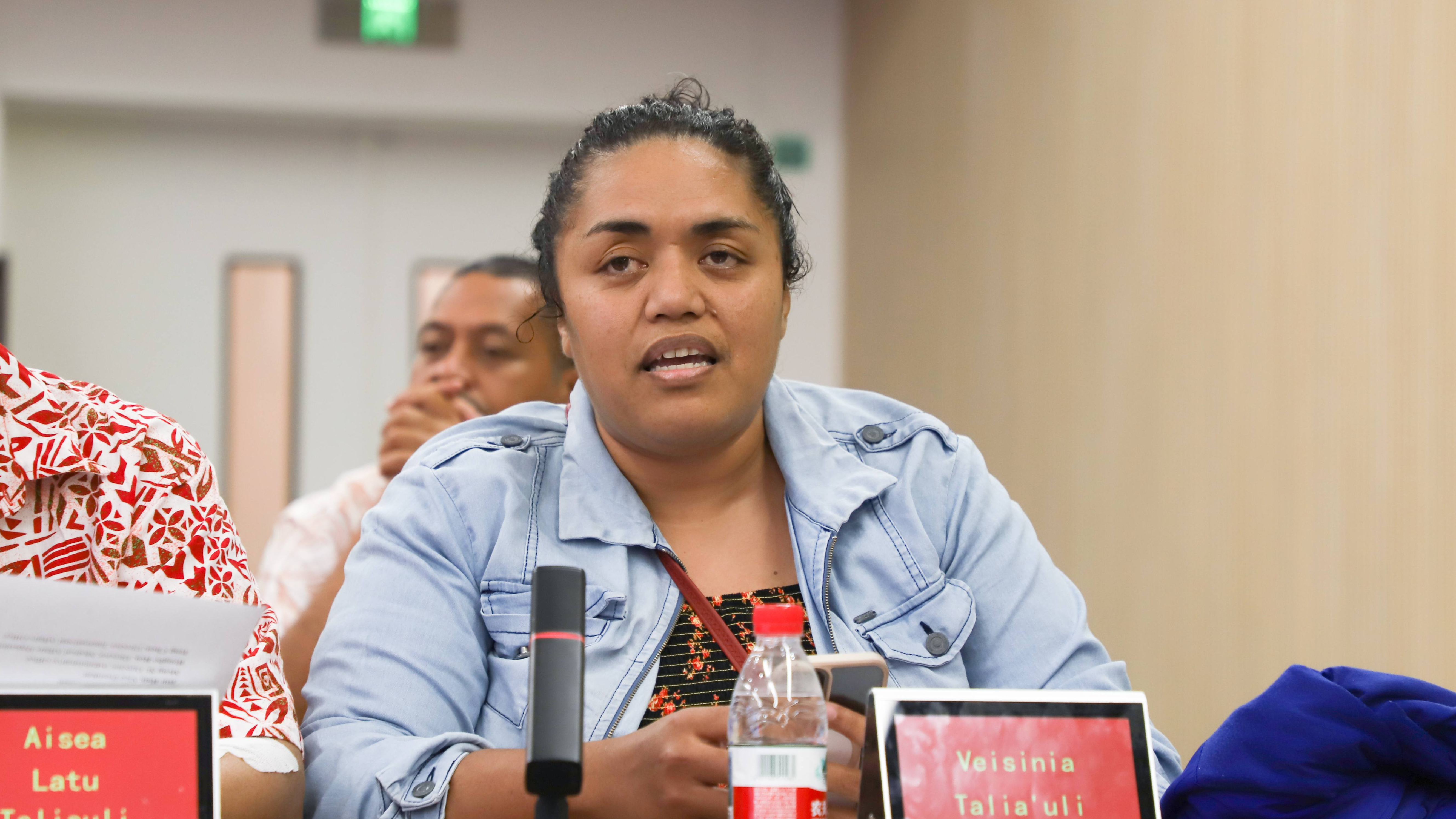 Un représentant des familles des patients, Veisinia talia'uli, s'adresse aux participants à une cérémonie pour célébrer le rétablissement et la libération du premier groupe de patients tongans référés à la Chine pour un traitement organisé à l'hôpital Qilu de l'Université du Shandong, Jinan, province du Shandong, Chine, le 4 août 2025.