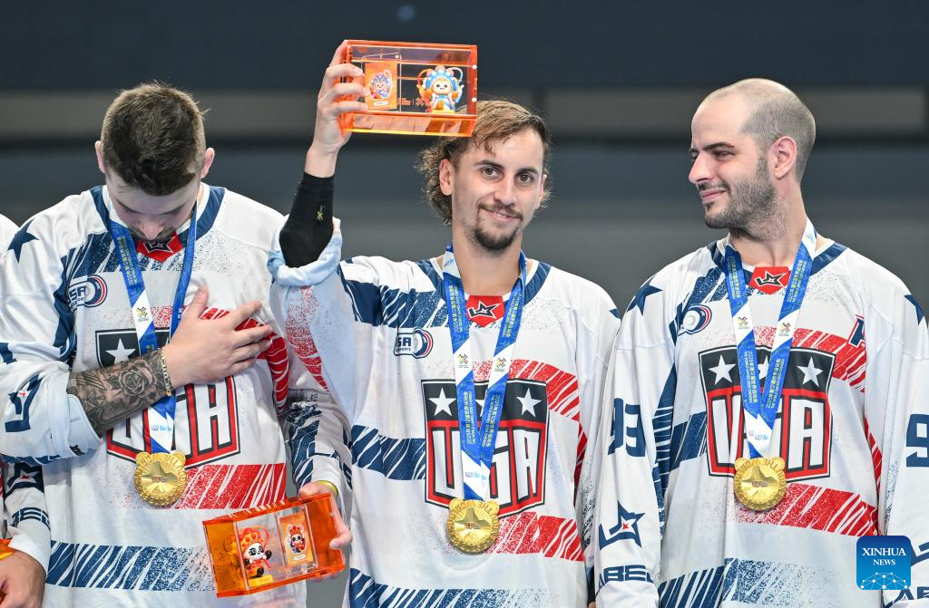 Les joueurs des États-Unis affichent leurs prix après la victoire 4-3 contre la République tchèque en prolongation en finale de hockey en ligne masculine lors des Jeux mondiaux de Chengdu en 2025 à Chengdu, province du Sichuan du sud-ouest, 11 août 2025. / Xinhua