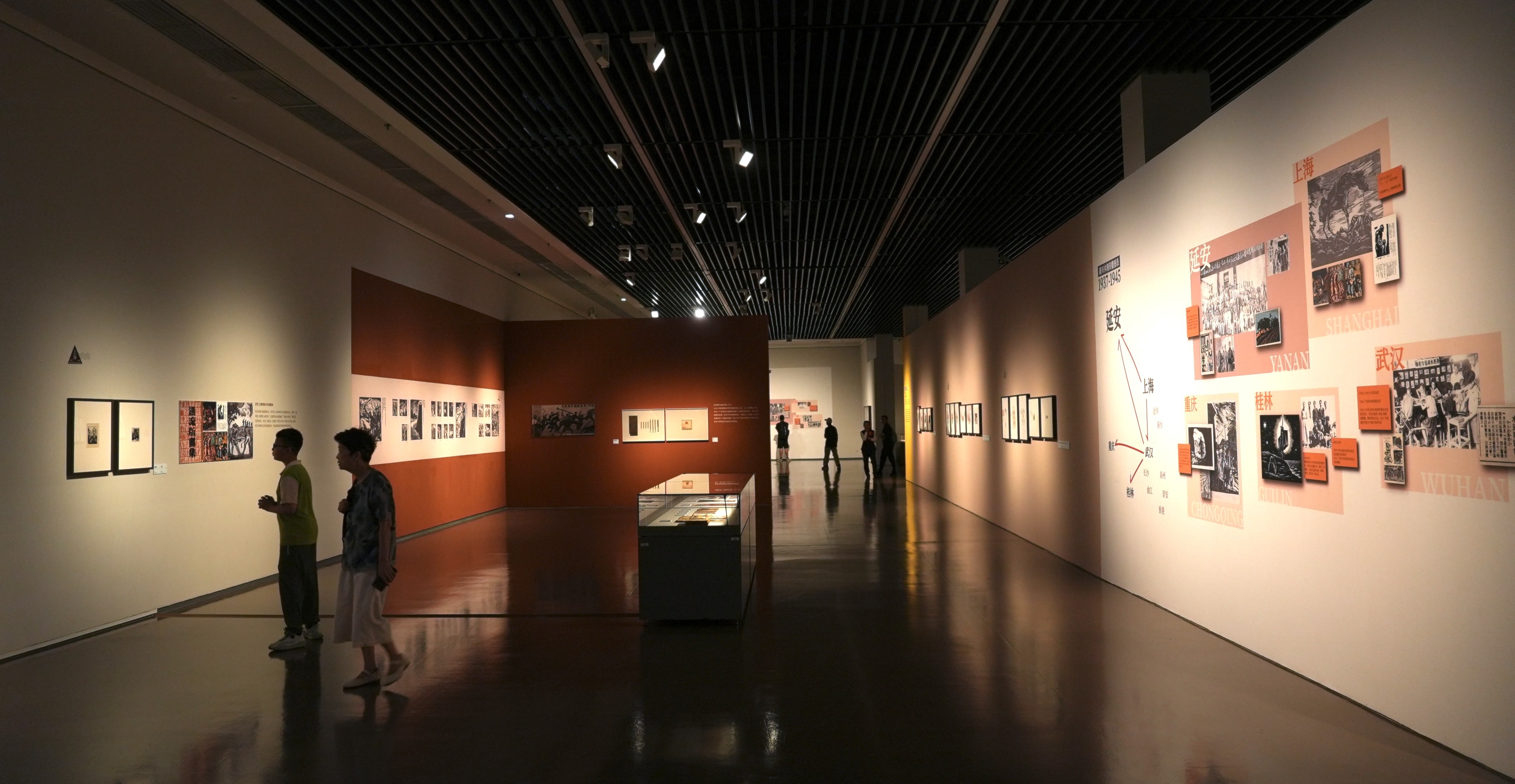 Les gens visitent l'exposition intitulée