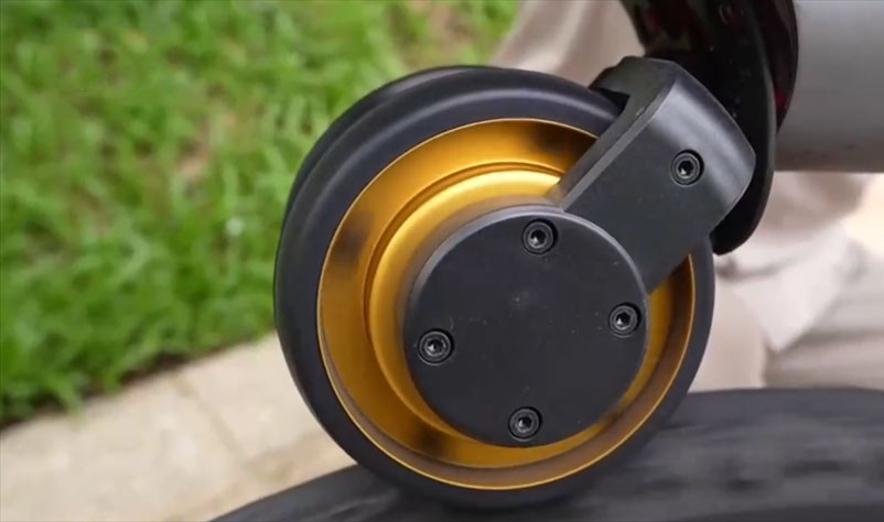 La roue d'un moteur à clipser sur un vélo. / Cmg