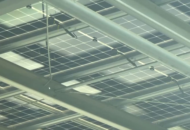 Les panneaux solaires sont représentés sur le toit d'une station de super-charge. / Cmg