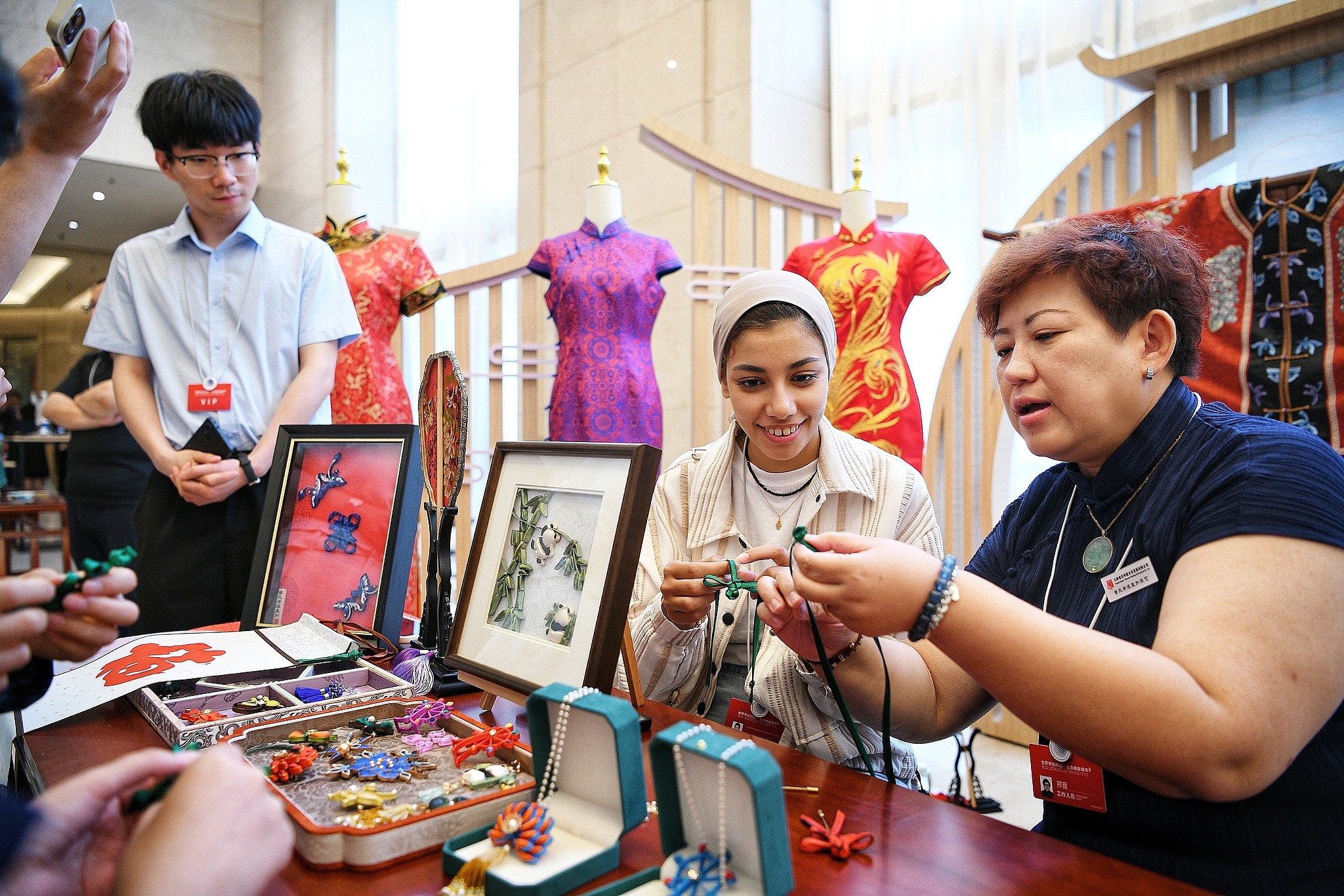 Les clients assistent au Global Mayors Dialogue - SCO Summit Cities Expérience de la fabrication de boucles de libellules à Tianjin du nord de la Chine, le 8 juillet 2025. / VCG