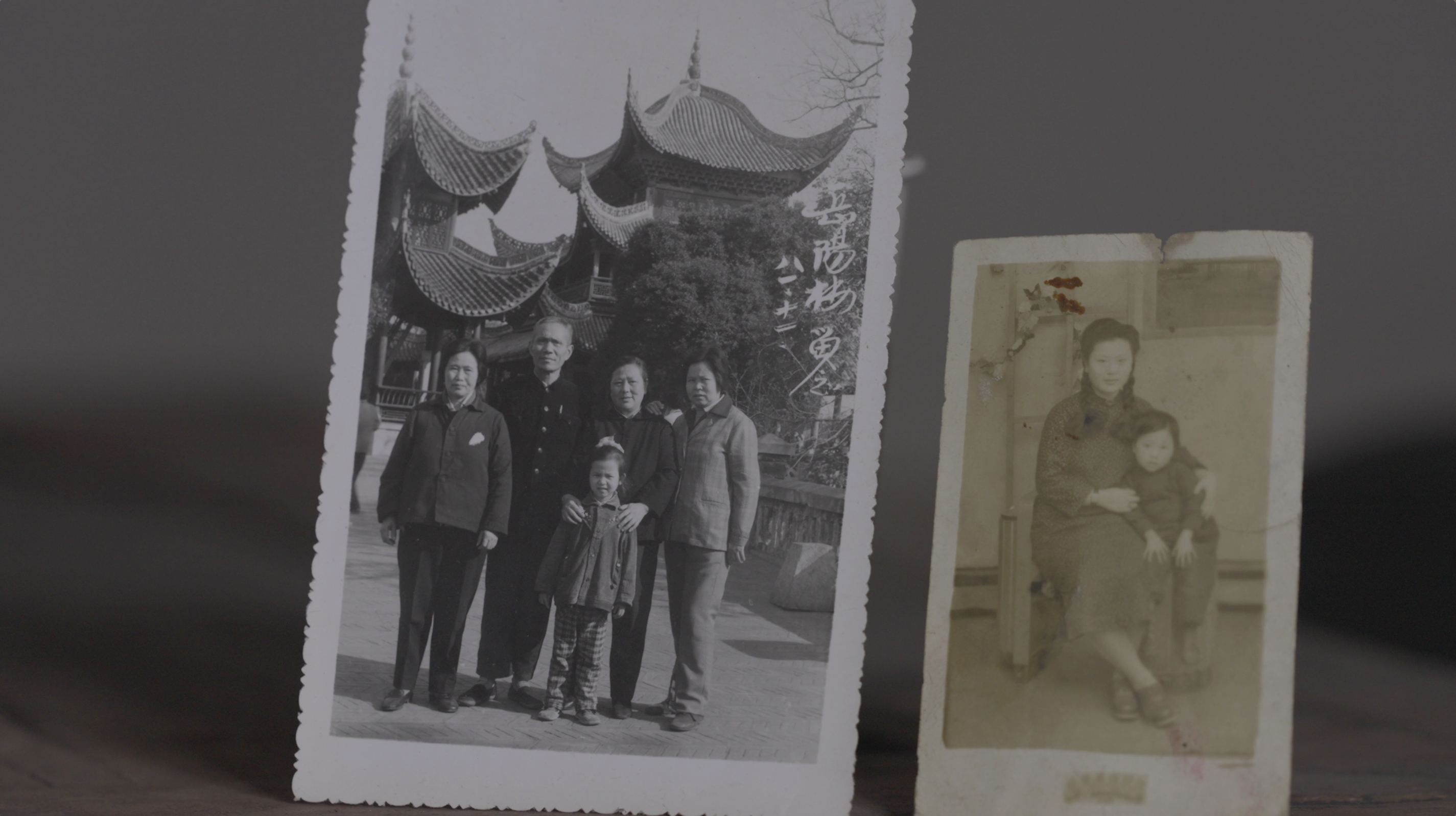 Peng Renshou (à gauche) avec la fille de Relative. Peng Zhuy (à droite), photo prise par la fille d'un voisin. Capture d'écran des dernières filles. / Cgtn