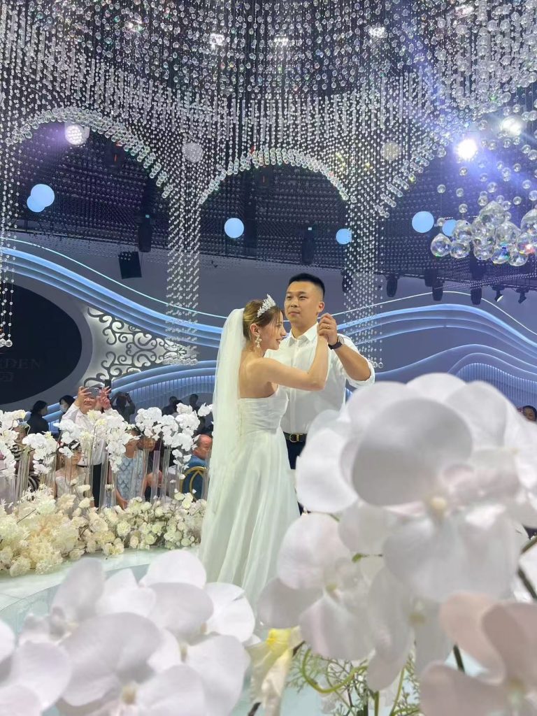 Amour dans l&rsquo;Est: une fusion de cultures et de cœurs