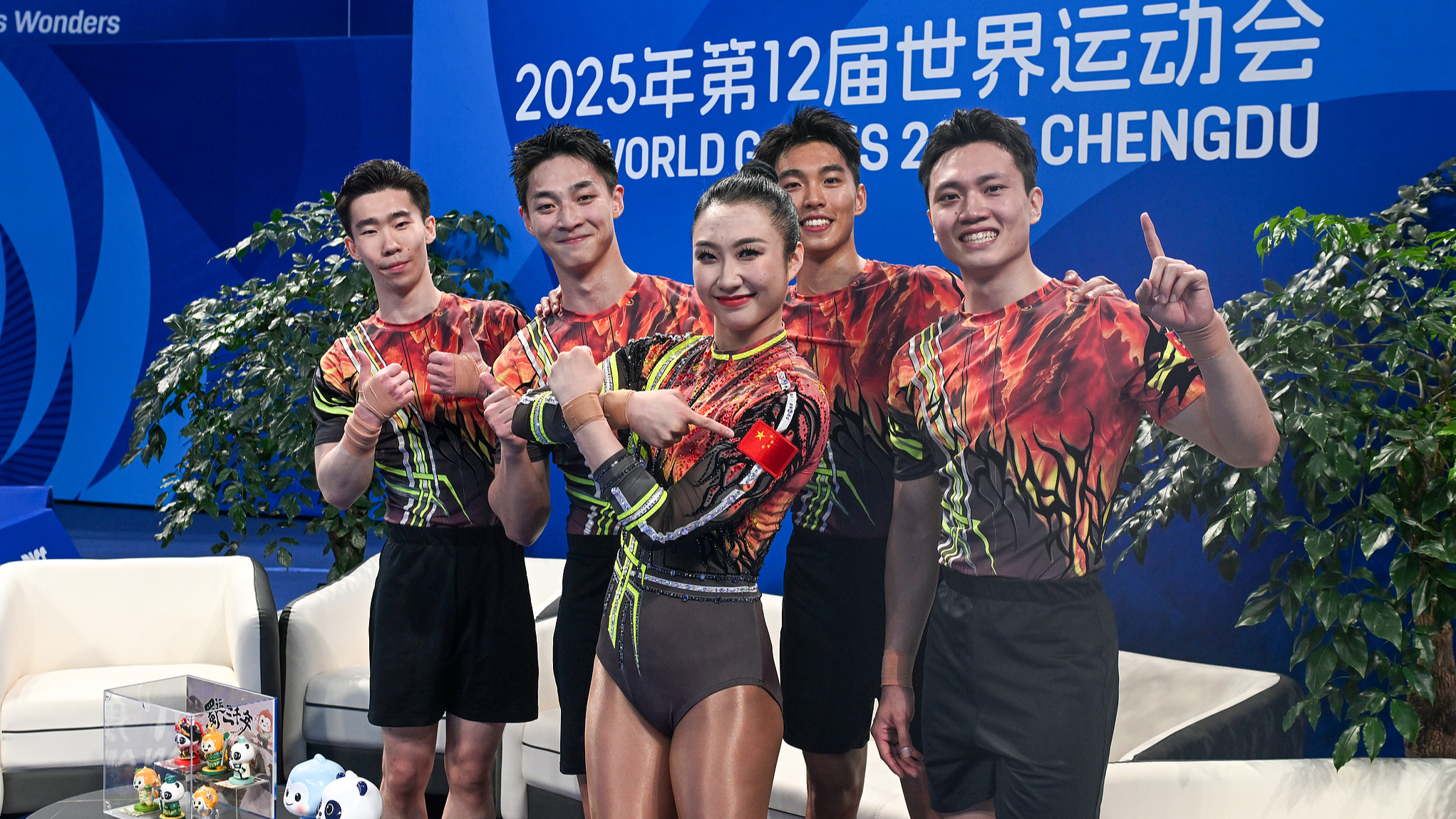 Les membres de l'équipe de gymnastique aérobie de la Chine célèbrent après avoir remporté l'or lors de la finale du groupe aux Jeux mondiaux de 2025 à Chengdu, en Chine, le 15 août 2025. / VCG