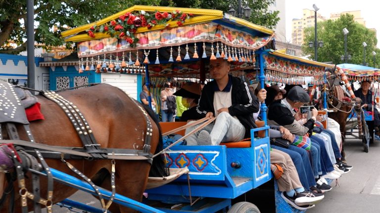 Entrez dans Kazanqi: où la culture vit et les habitants prospèrent