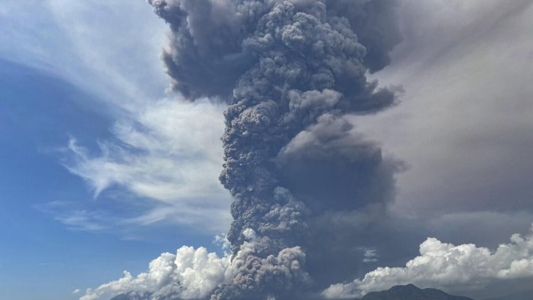 Erutta Vulcano in Indonesia, column of ash of 10 kilometers