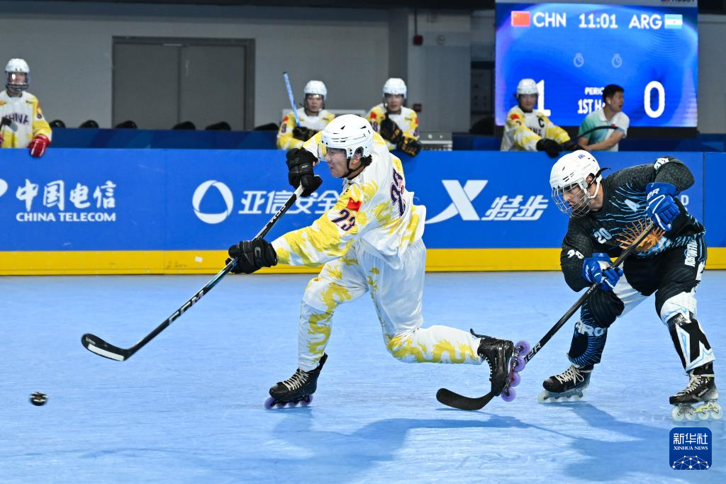 Li Zhihao (L) de Chine tire dans le match de hockey en ligne masculin en septième place contre l'Argentine lors des matchs mondiaux de Chengdu en 2025 à Chengdu, dans le sud-ouest de la province du Sichuan en Chine, le 11 août 2025. / Xinhua