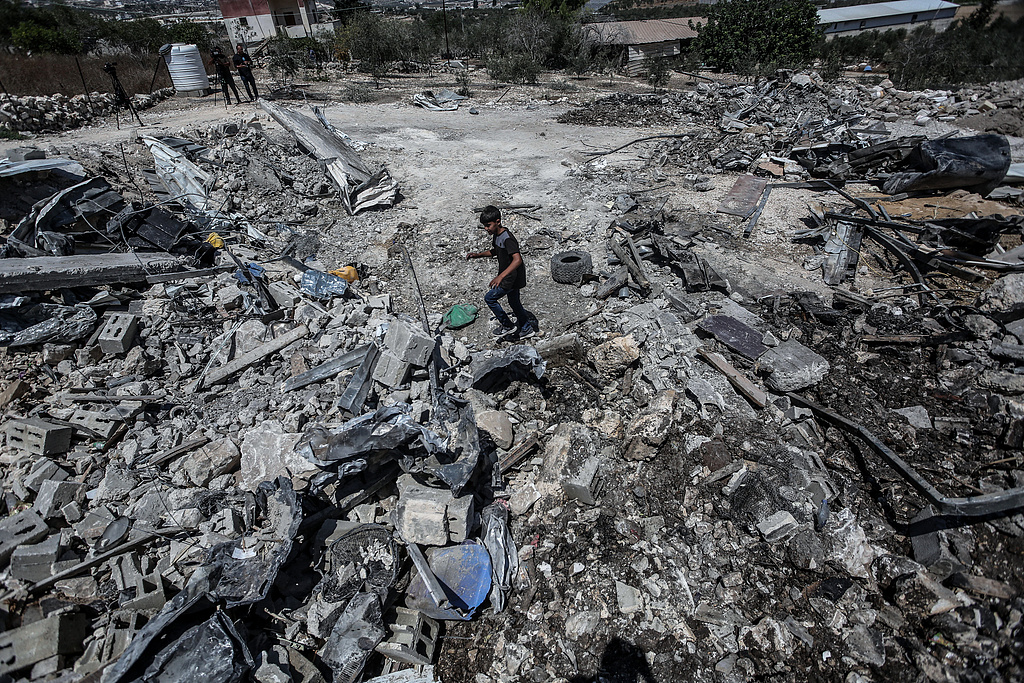 Les gens fouillent les décombres d'un bâtiment détruit pour les corps des victimes qui y sont enterrés à la suite d'une opération militaire israélienne dans le village de Mirka, Jenin, Cisjordanie, Palestine, 4 août 2025. / VCG
