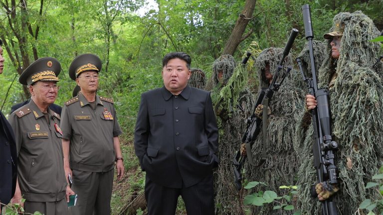Kim Jong Uno receives the families of the soldiers who have fallen in Russia
