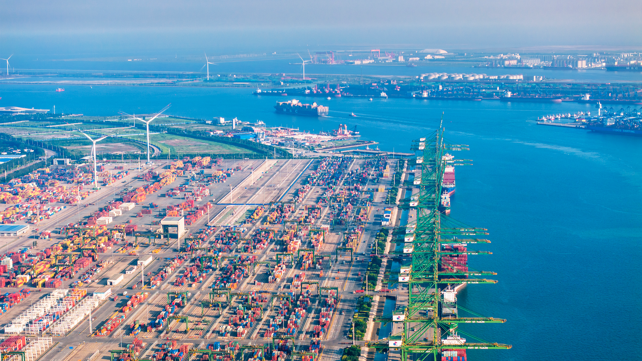 Une vue du port de Tianjin dans le Tianjin du nord de la Chine, 22 juillet 2025. / VCG