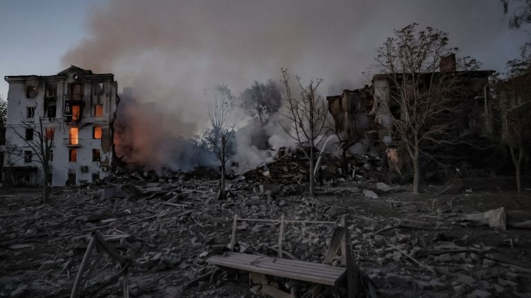 La Russie et l&rsquo;Ukraine Exchange tirent comme des délais de cessez-le-feu aux États-Unis.