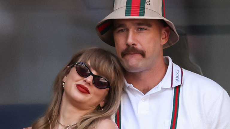 La star de la NFL Travis Kelce et le musicien Taylor Swift annoncent l&rsquo;engagement