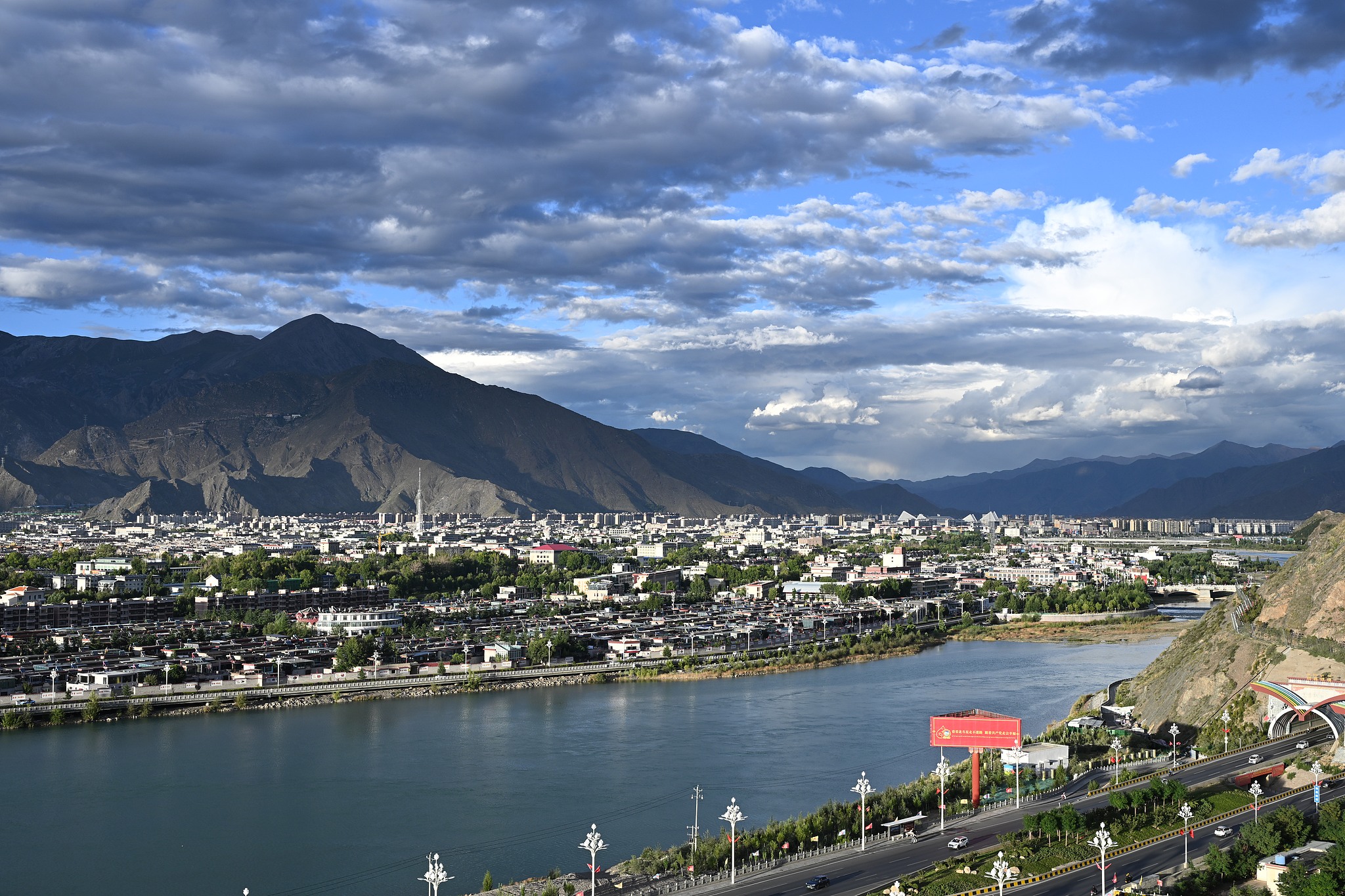 Lanternes festives décorant les rues de Lhasa, dans la région autonome de Xizang en Chine, pour célébrer le 60e anniversaire de la fondation de la région, le 21 août 2025. / VCG