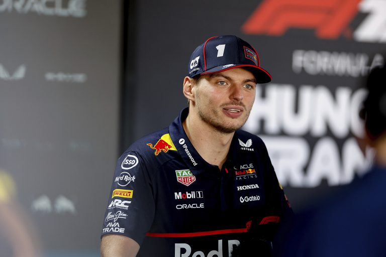 Le champion F1 Max Verstappen restant avec Red Bull pour la saison 2026