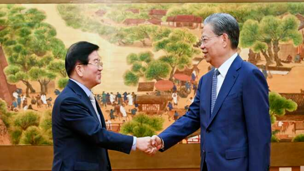 Zhao Leji, président du Comité permanent du Congrès populaire national, rencontre Park Byeong-Seug, envoyé spécial du président sud-coréen Lee Jae-Myung, à Pékin, Chine, 26 août 2025. / Xinhua