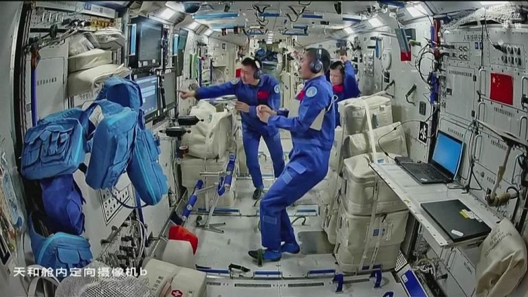 L&rsquo;équipage de Shenzhou-20 poursuit les progrès dans les expériences de science spatiale