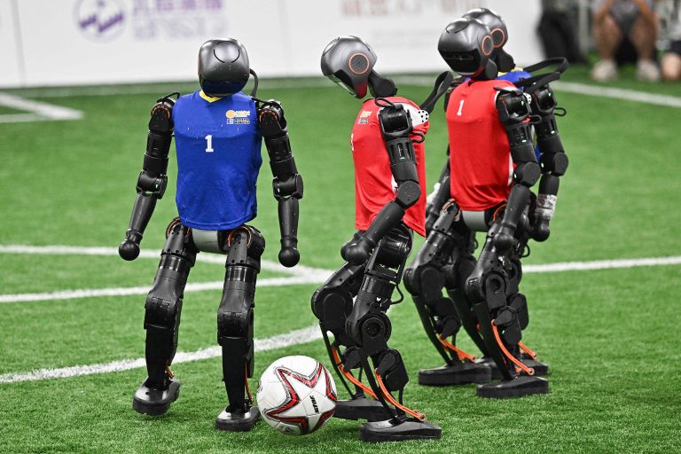 Les équipes se préparent à des jeux de robot humanoïde mondial inaugural à Pékin