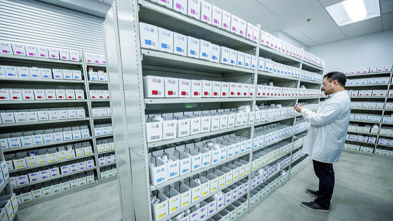 Les experts doutent que les tarifs des médicaments de Trump baisseront les prix ou augmenteront la sécurité