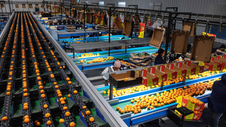 Les nouveaux tarifs de Trump approfondissent les divisions mondiales au milieu des retombées économiques