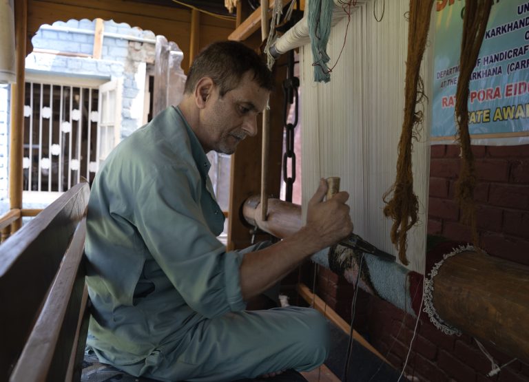 Les tarifs de 50% américains menacent l&rsquo;artisanat au Cachemire administré par les Indiens