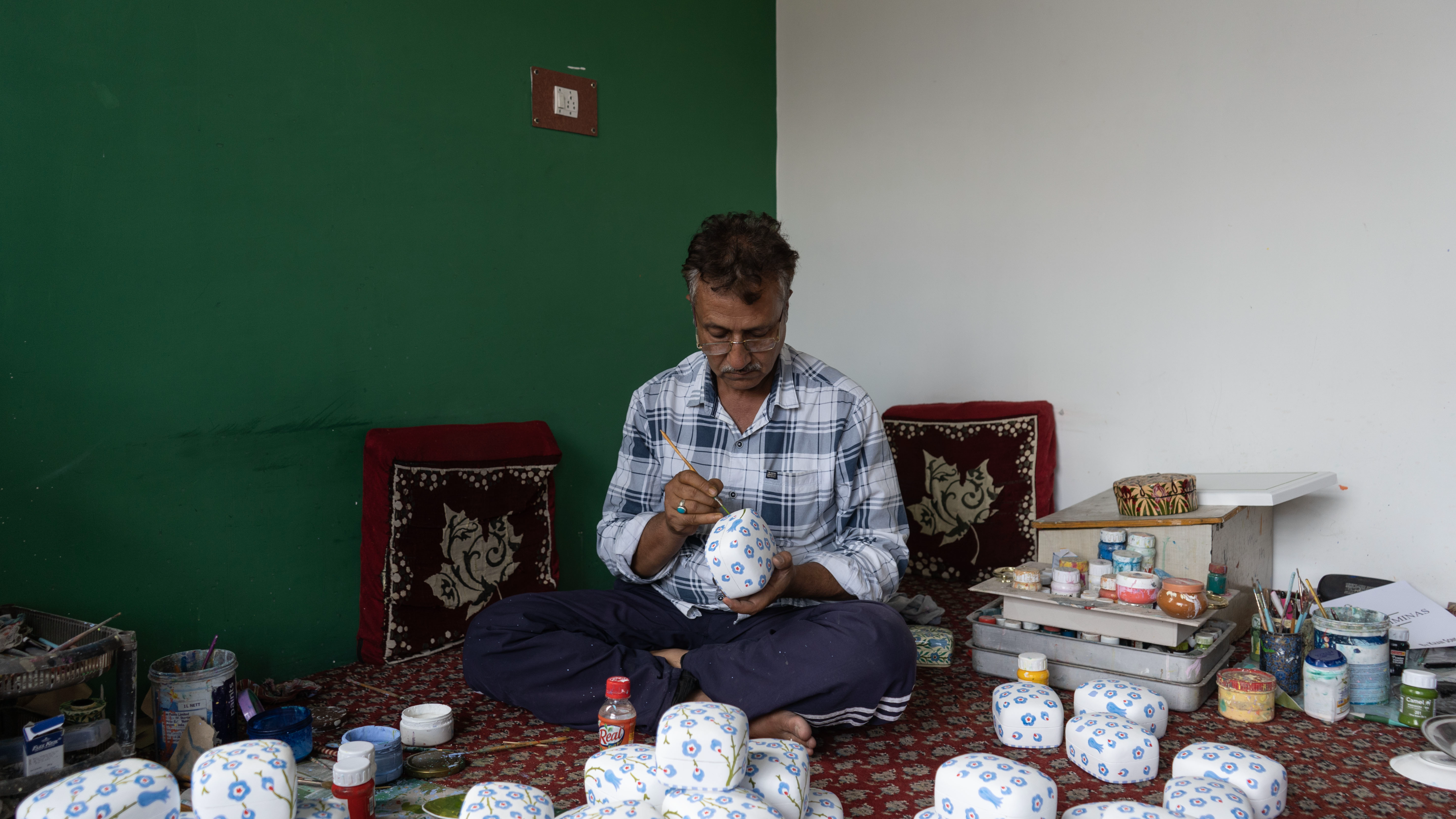 Les produits à la main sur les papiers-mâchés sont largement exportés vers les marchés européens et américains. Les artisans de cet artisanat séculaire disent que les organismes commerciaux mondiaux et les gouvernements devraient exonérer l'artisanat des impôts. 7 août 2025. 