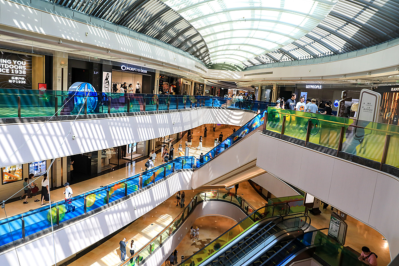 Les acheteurs du centre commercial Taikoo Hui dans le district de Jing'an, Shanghai, Chine, 23 juillet 2025. / VCG