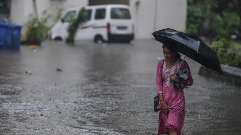 Strong rains paralyze mumbai, at least 21 deaths in the Maharastra