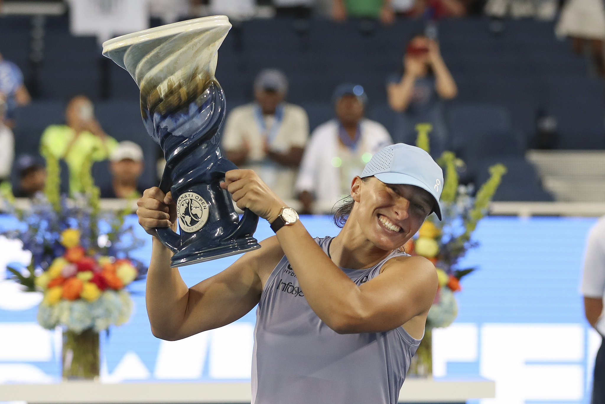 Iga Swiatek de Pologne soulève le trophée féminin du championnat en simple après avoir vaincu Jasmine Paolini d'Italie à l'Open de WTA Cincinnati à Mason, Ohio, le 18 août 2025. / VCG