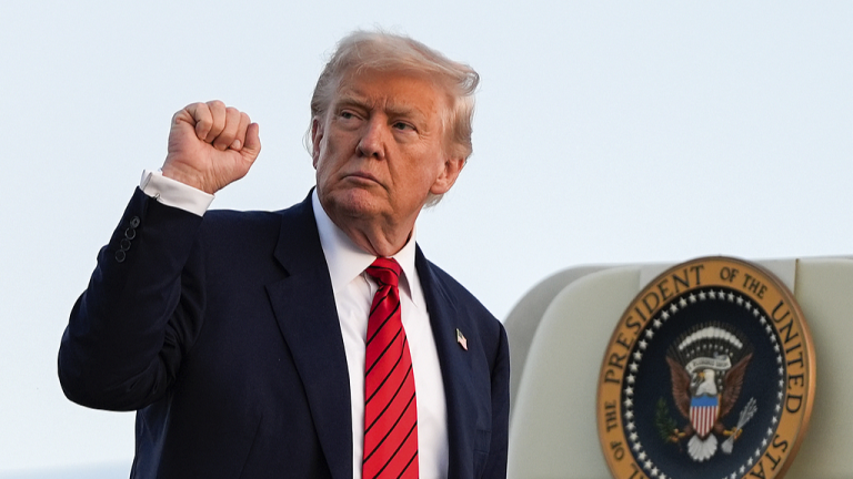 Trump menace à nouveau de faire de la randonnée sur les tarifs sur les produits indiens sur le pétrole russe