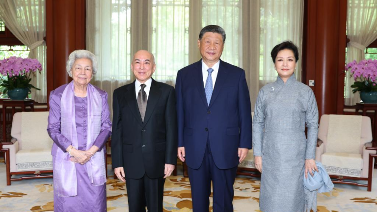 Xi Jinping et sa femme rencontrent le roi cambodgien et la reine mère
