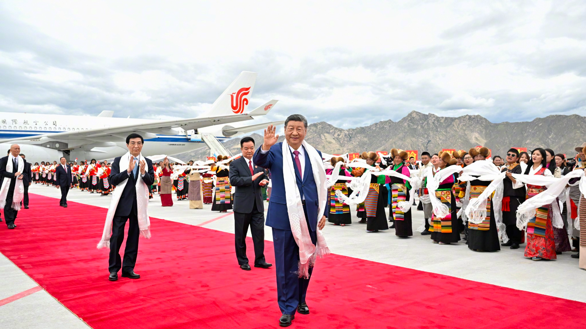 Le président chinois Xi Jinping, également secrétaire général du Comité central du CPC et président de la Commission militaire centrale, arrive à Lhasa, capitale de la région autonome de Xizang dans le sud-ouest de la Chine, pour assister aux activités pour célébrer le 60e anniversaire de la fondation de la région, le 20 août 2025. / Xinhua.