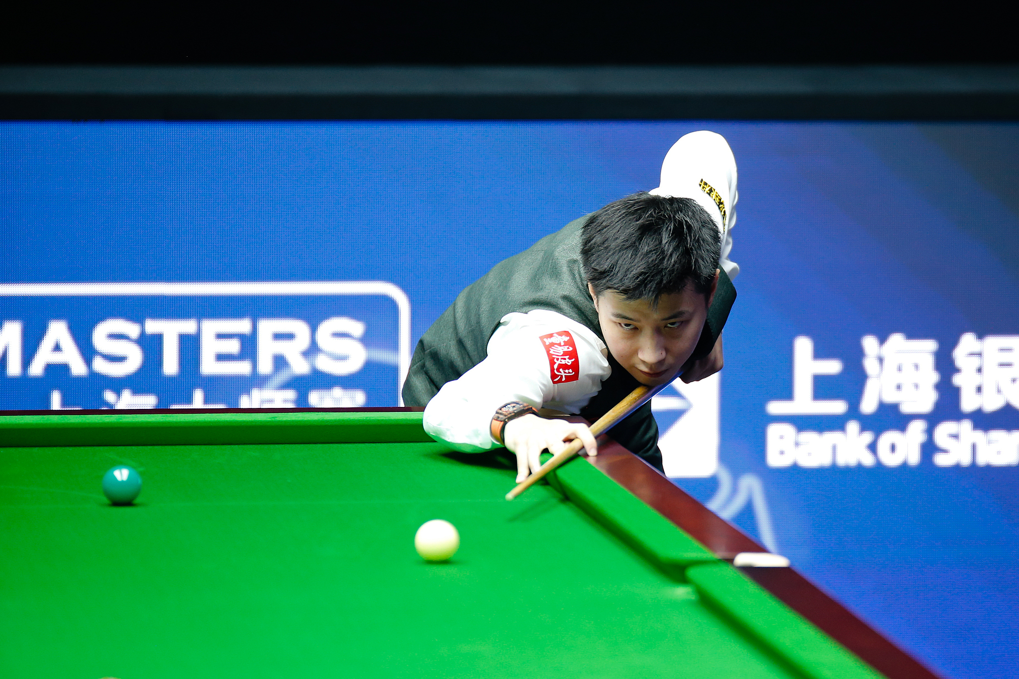 Zhao Xintong de Chine frappe un coup contre Ding Junhui de Chine lors d'un match en quart de finale au World Snooker Tour (WST) Shanghai Masters dans la municipalité de Shanghai de l'Est de la Chine, 31 juillet 2025. / VCG